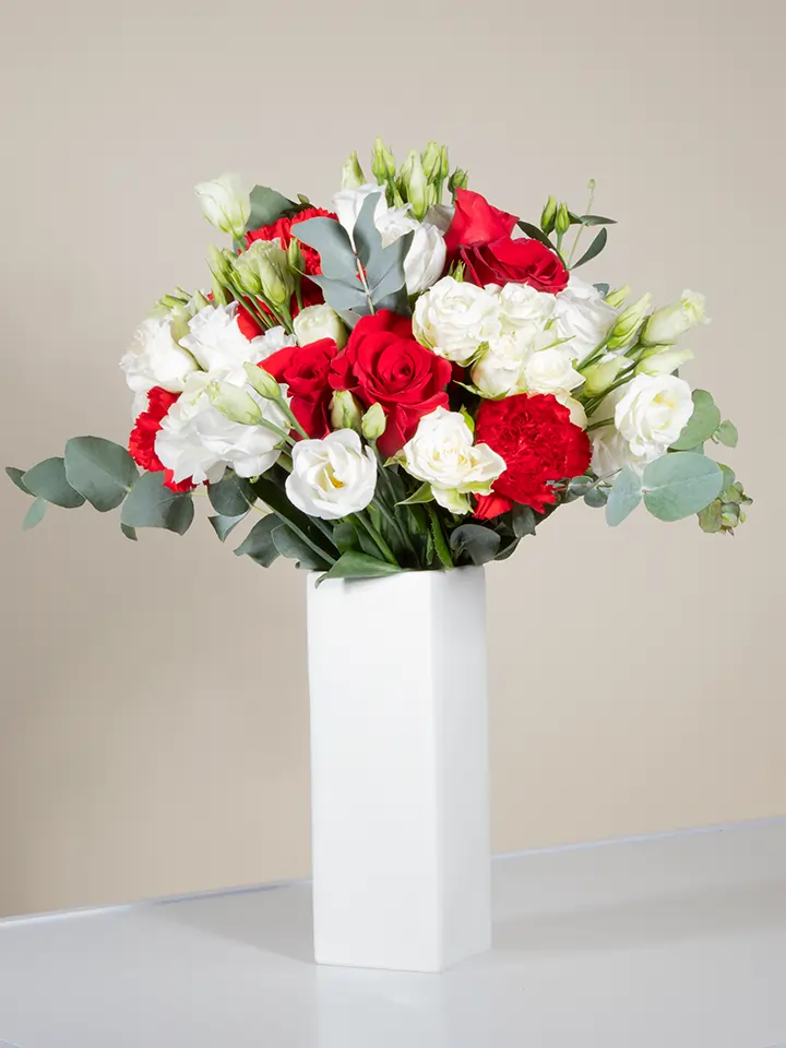 Bouquet bianco rosso in vaso bianco